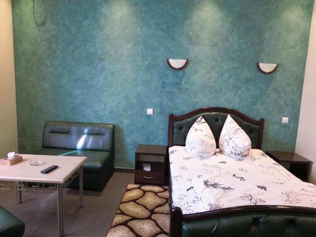 Postel nebo postele na pokoji v ubytování White House Hotel