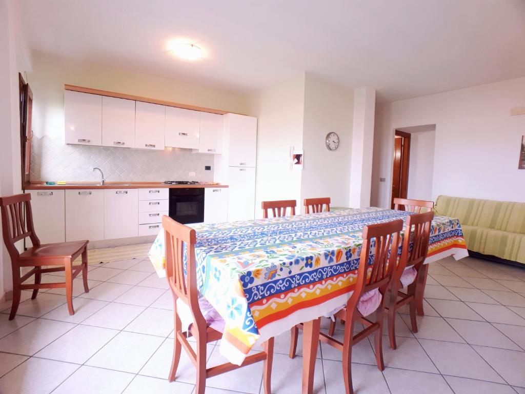 cocina y comedor con mesa y sillas en Palau Sea View apartment, en Palau
