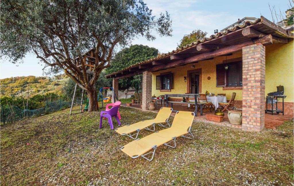 uma casa com duas cadeiras e uma mesa no quintal em Nice Home In Cetraro With Wifi em Cetraro