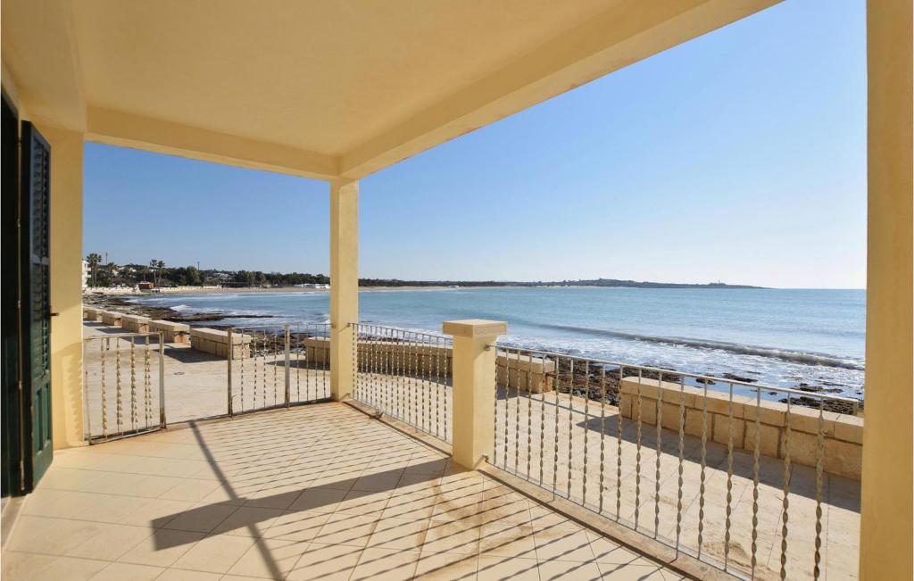 einen Balkon mit Blick auf den Strand in der Unterkunft Cozy Home In Sampieri With House A Panoramic View in Sampieri
