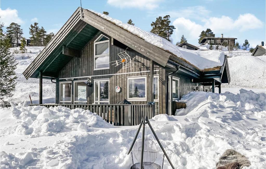 una casa con un montón de nieve delante de ella en Beautiful Home In Noresund With House A Mountain View en Noresund