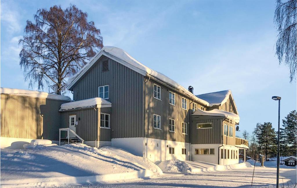 um edifício com neve no chão à sua frente em Pet Friendly Apartment In Mesnali With Kitchen em Mesnali