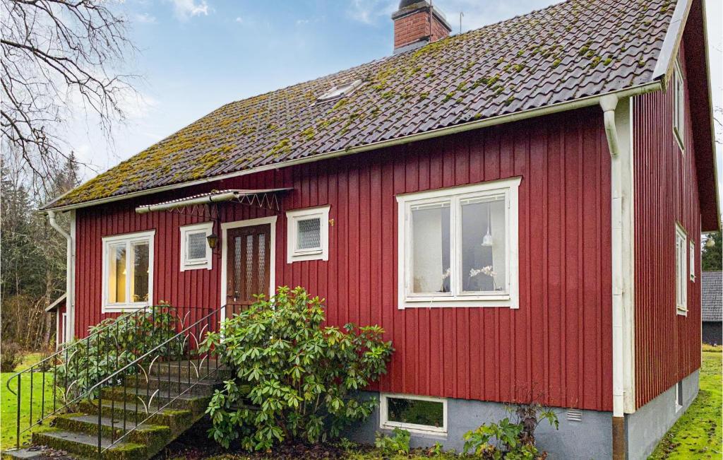 una casa roja con techo rojo y escalera en Beautiful Home In Vrigstad With Kitchen en Vrigstad