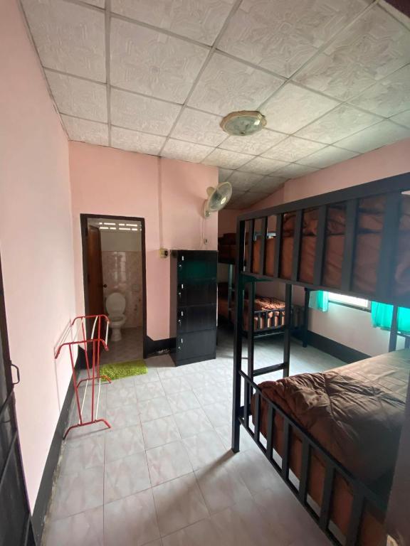 Postel nebo postele na pokoji v ubytování Paifah Hostel