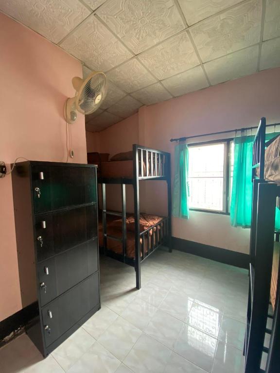 Palanda nebo palandy na pokoji v ubytování Paifah Hostel