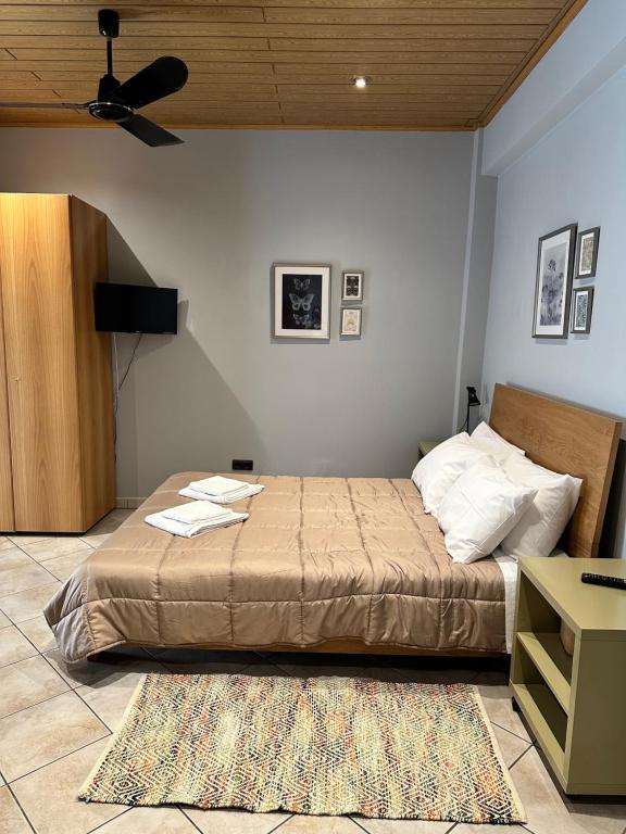 Posteľ alebo postele v izbe v ubytovaní Beautiful apartment Athens Keramikos