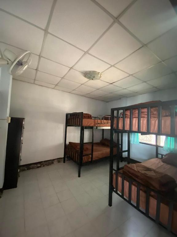 Postel nebo postele na pokoji v ubytování Paifah Hostel