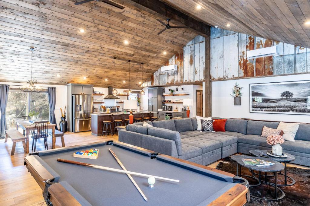 New Rustic Luxe Cabin Billiards Spa Near GSMNP, Townsend (updated