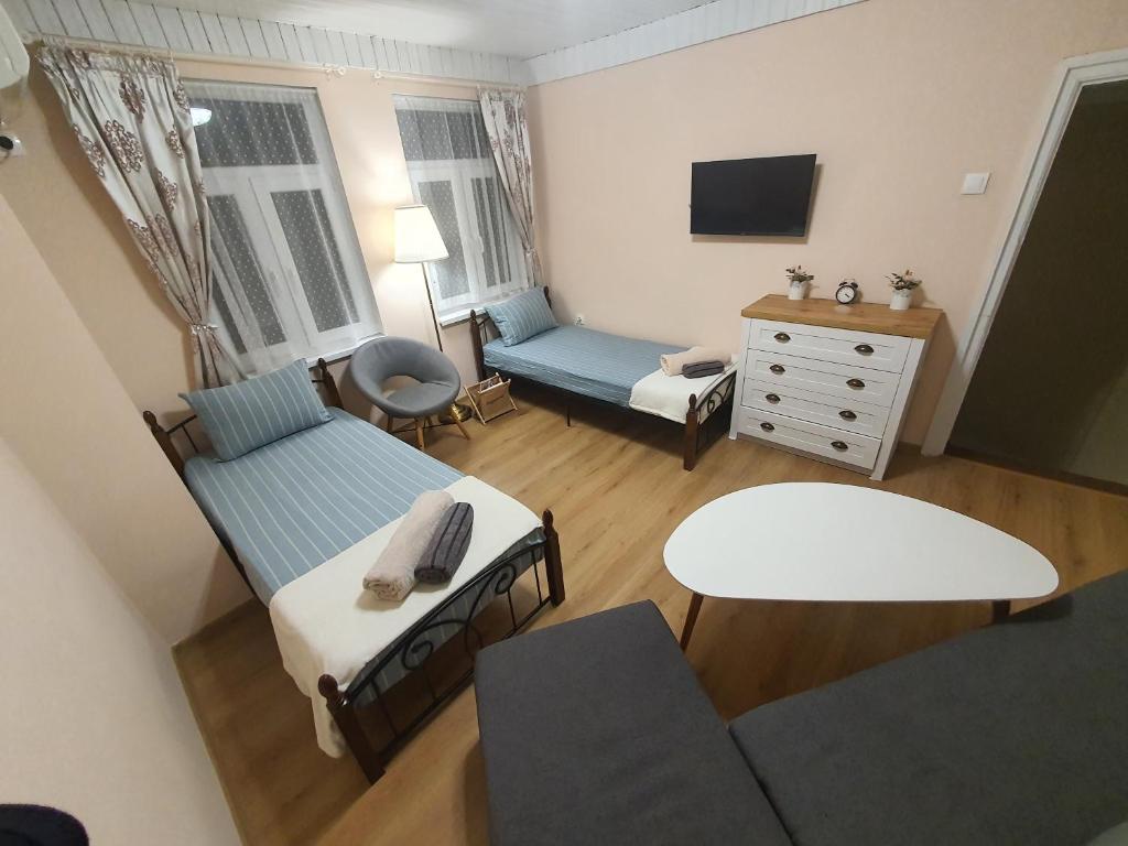 una pequeña sala de estar con sofá y mesa. en HANCHO - OLD CITY PLOVDIV Center en Plovdiv