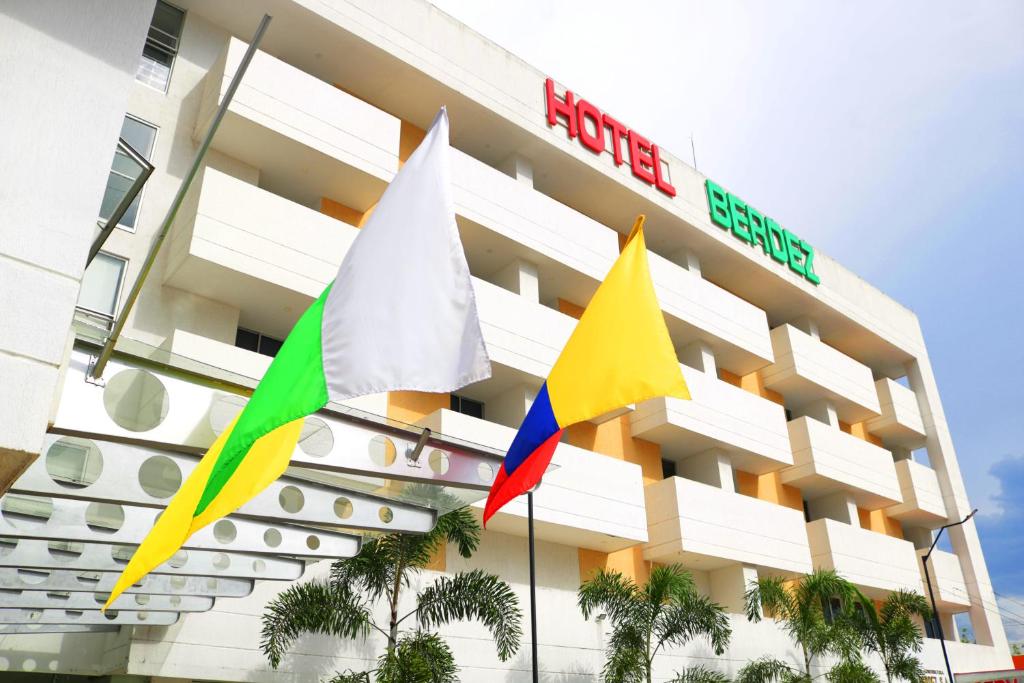 um hotel com bandeiras à frente em Hotel Berdez em Neiva