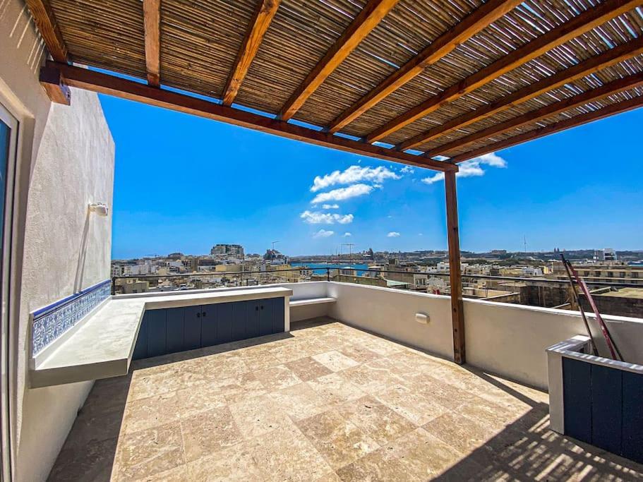 Valletta Vista Penthouse by Solea holiday homes tesisinde bir balkon veya teras