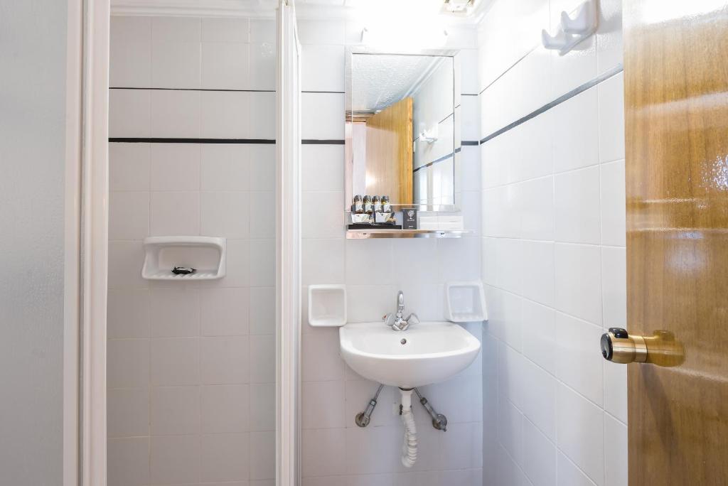 Arahova Inn Hotel - 2