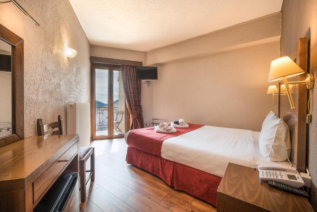 Postel nebo postele na pokoji v ubytování Arahova Inn Hotel