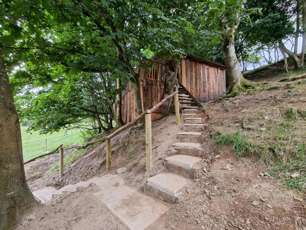 阿博倫的住宿－Tree House，通往山丘的一套台阶,山丘上设有木栅栏