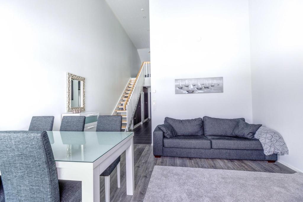 un soggiorno con un divano e un tavolo di StarVillas B305 a Kalajoki