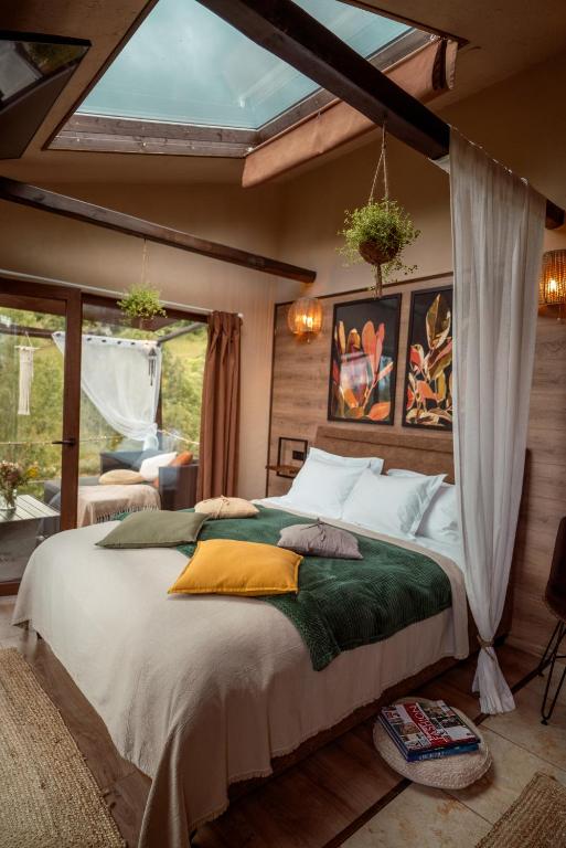 Postel nebo postele na pokoji v ubytování Tripsylvania Tiny House
