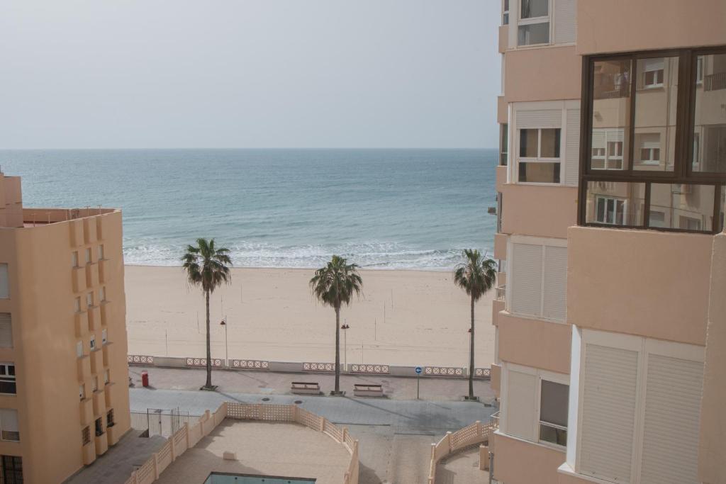 - une vue sur la plage depuis l'immeuble dans l'établissement Apartamento Malibu Cadiz playa, à Cadix
