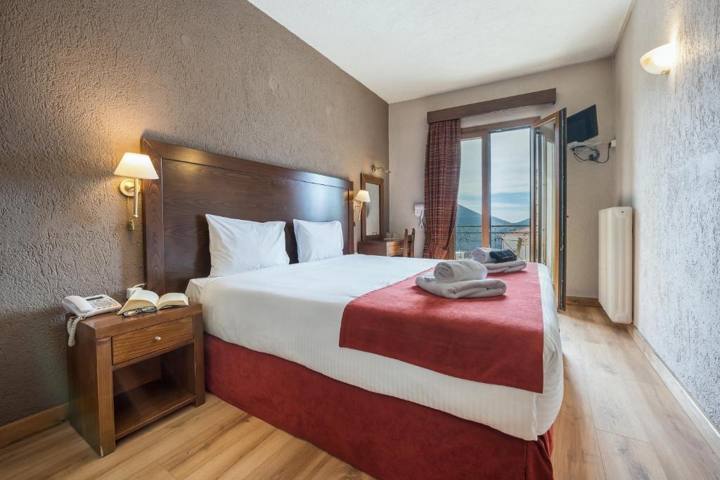 Postel nebo postele na pokoji v ubytování Arahova Inn Hotel