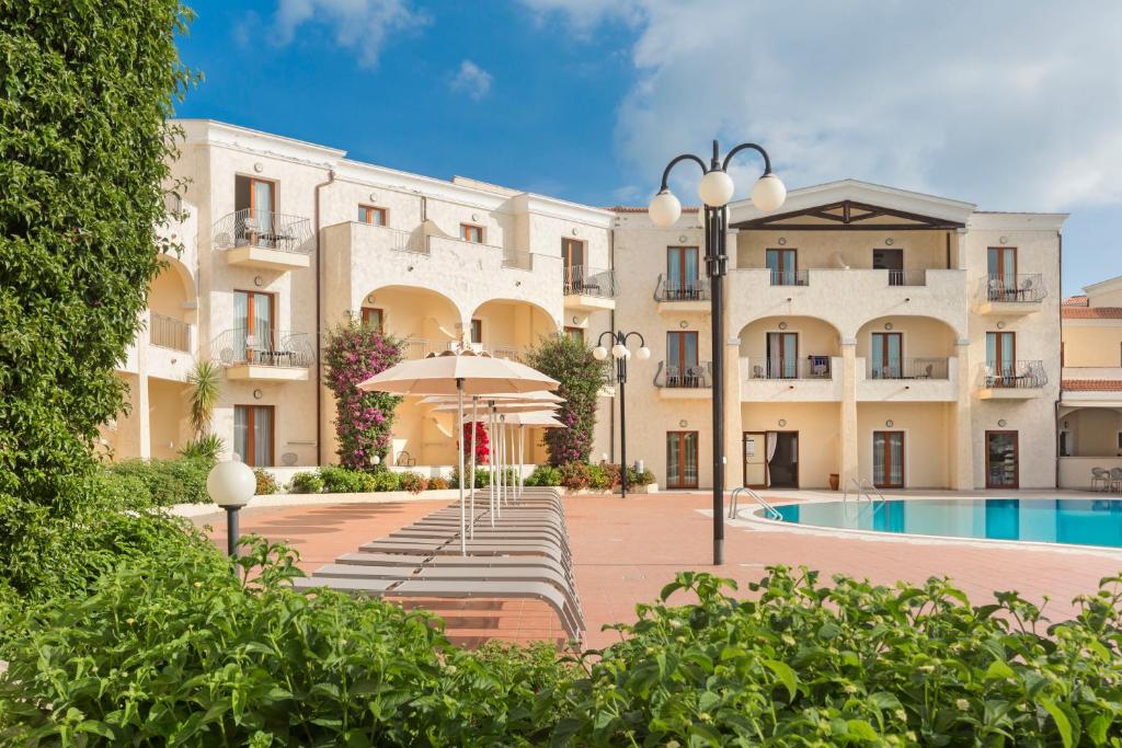 Bazén v ubytování Blu Hotel Morisco nebo v jeho okolí