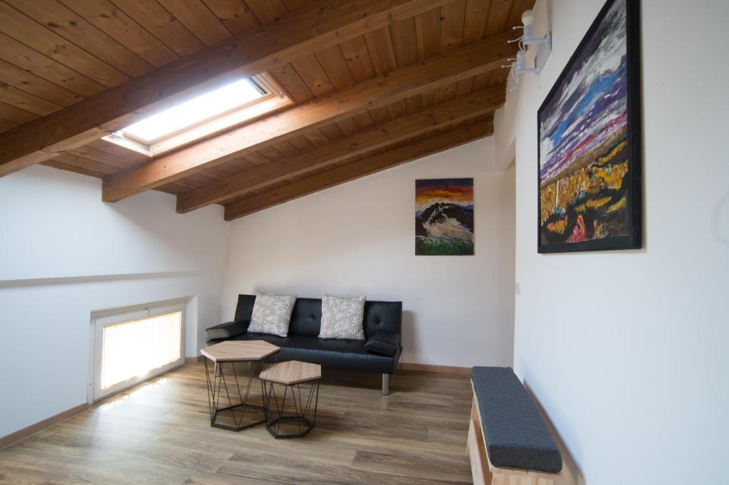 sala de estar con sofá y mesa en Il Borgo appartamento Luca en Parma