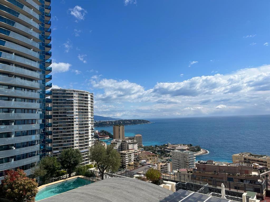 ein Gebäude mit Meerblick in der Unterkunft Appartamento esclusivo in Monaco in Beausoleil