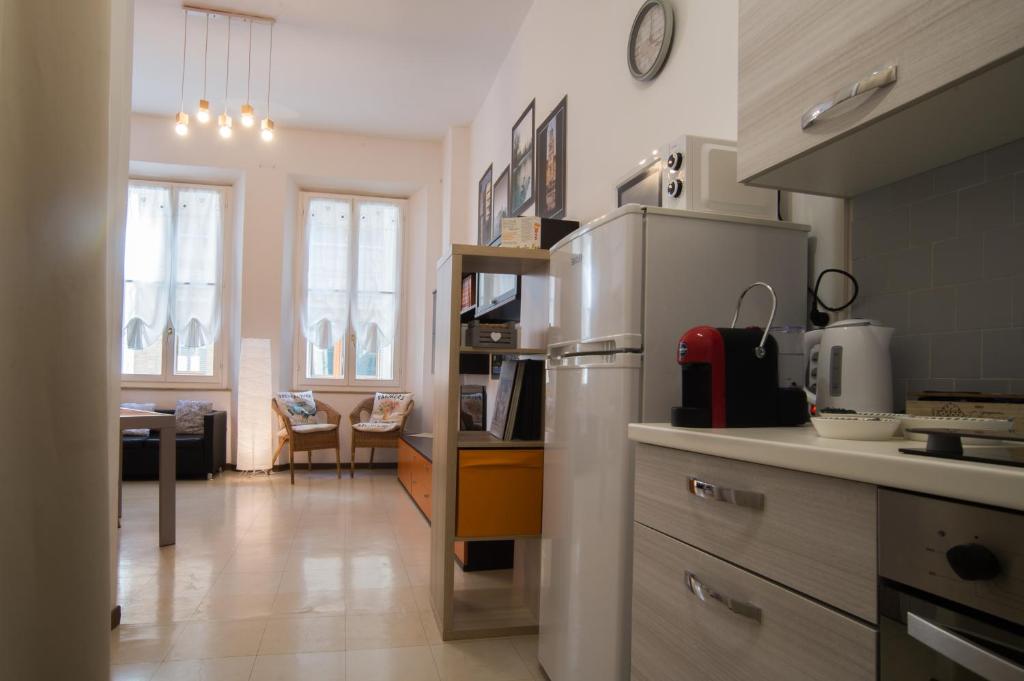 cocina con nevera de acero inoxidable en una habitación en Il Borgo appartamento Clelia, en Parma