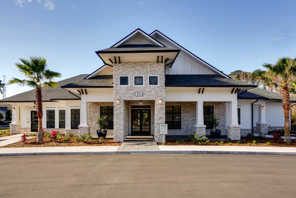 Spacious and Chic 1 and 2 Bedroom Apartments next to Fernandina Beach