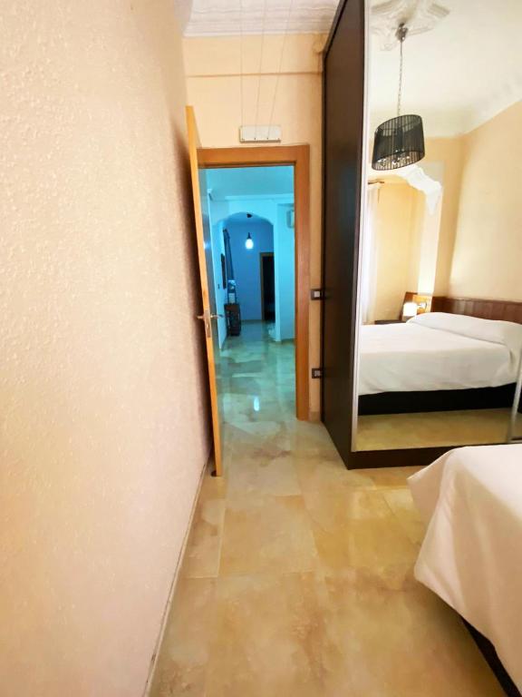 Valencia Cerca al Puerto Shared Apartment, Spain - Booking.com