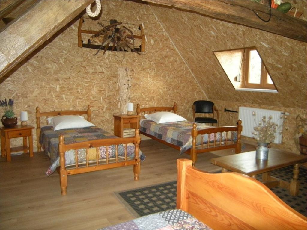 sypialnia z 2 łóżkami na poddaszu w obiekcie Gîte Onze w mieście Liessies