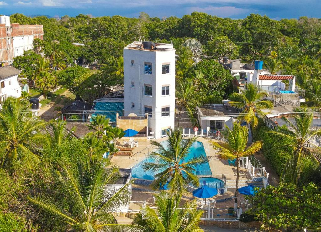 コベニャスにあるCondominio bahia blancaのヤシの木とプールのあるリゾートの航空写真
