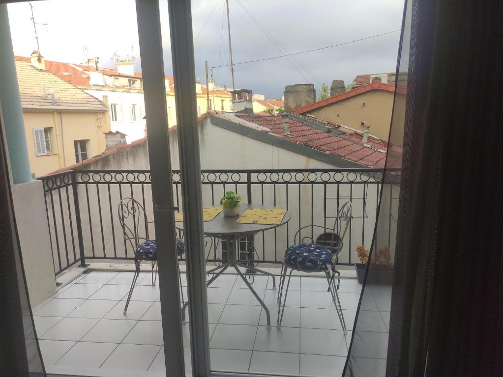 une vue d'un balcon avec une table et des chaises dans l'établissement LE PALAZZIO, à Cannes