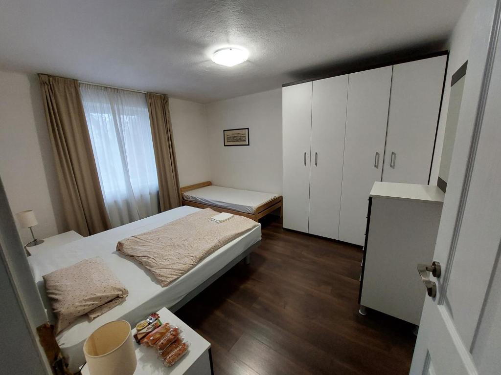 Habitación pequeña con cama y armario en Levidom Residence Rooms, en Levice
