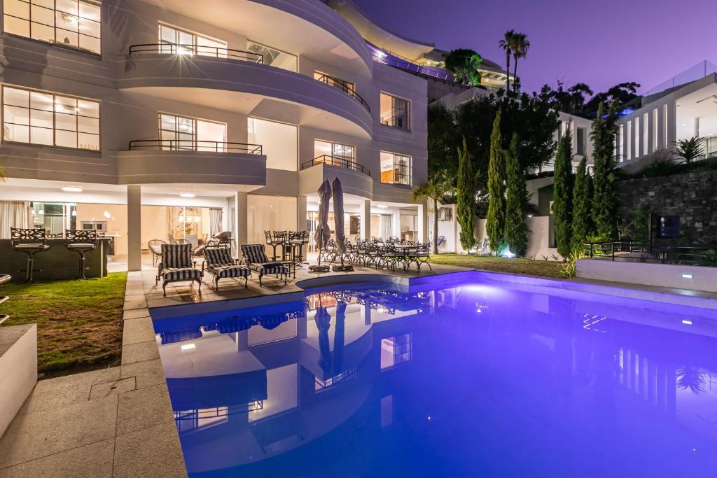 Swimmingpoolen hos eller tæt på Bali and Eva Fresnaye. Luxurious 7 bedroom villa. Pool and grand patio
