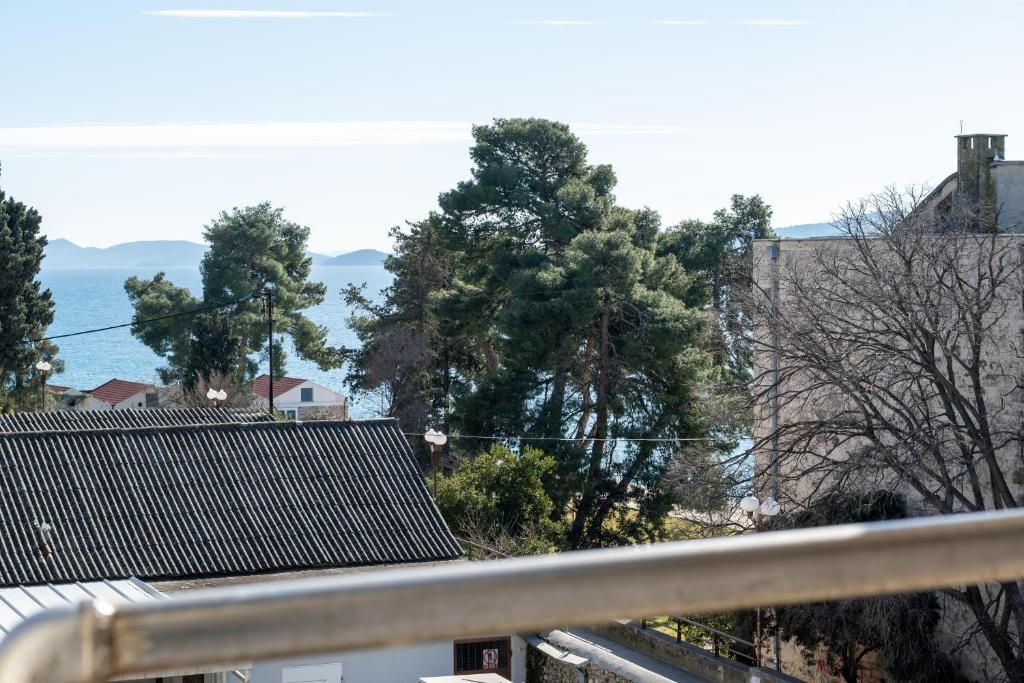 - une vue sur la ville avec ses arbres et l'océan dans l'établissement Apartment Bazen, à Zadar