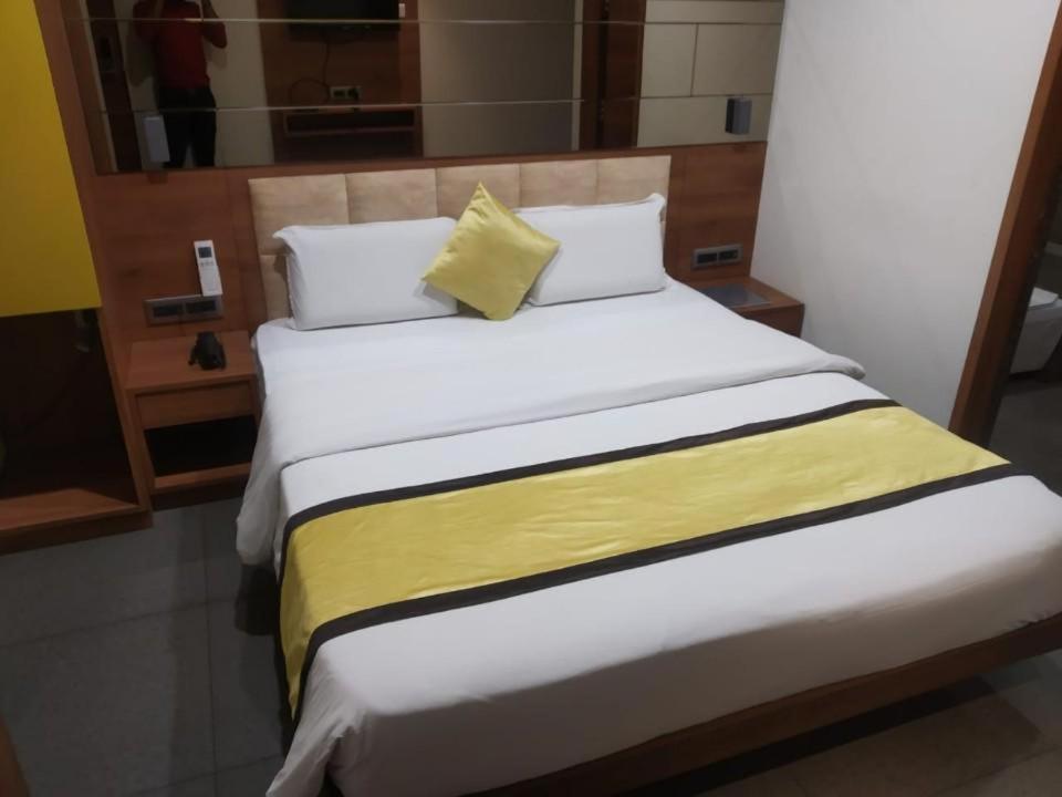 Postel nebo postele na pokoji v ubytování Hotel Avaante Ahmedabad Formerly known as The Orchid Hotel