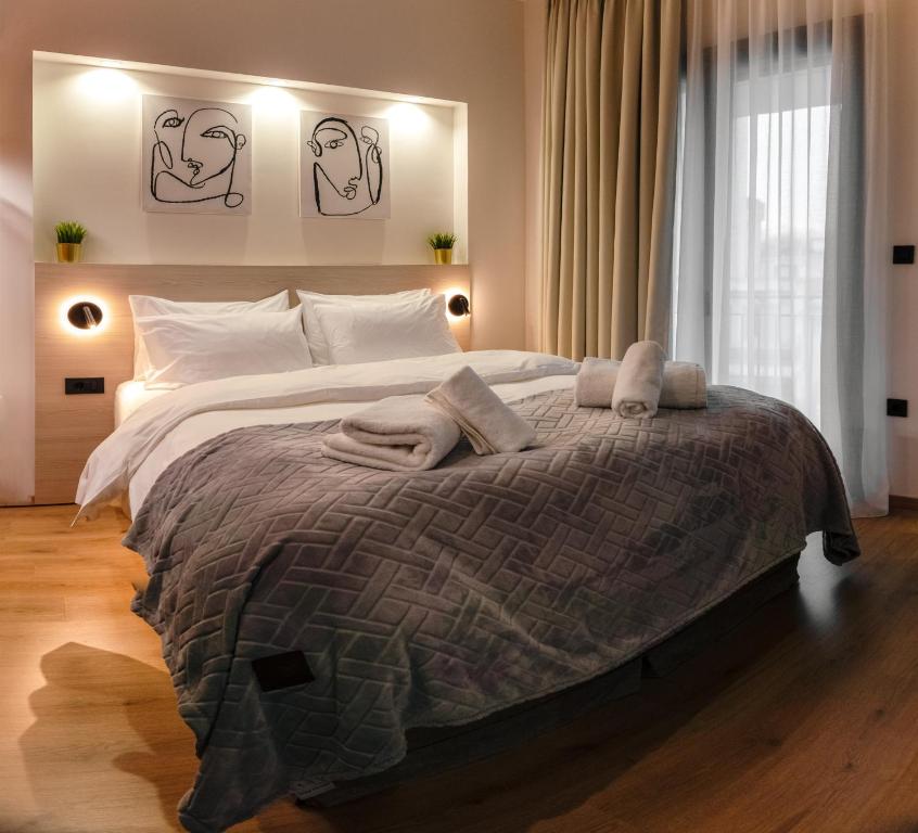 Posteľ alebo postele v izbe v ubytovaní Plane Tree Luxury Suites
