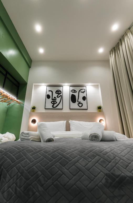 Posteľ alebo postele v izbe v ubytovaní Plane Tree Luxury Suites