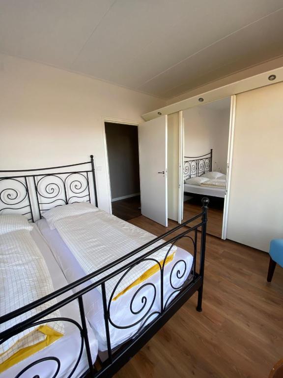 Postel nebo postele na pokoji v ubytování IJsselmeer appartement