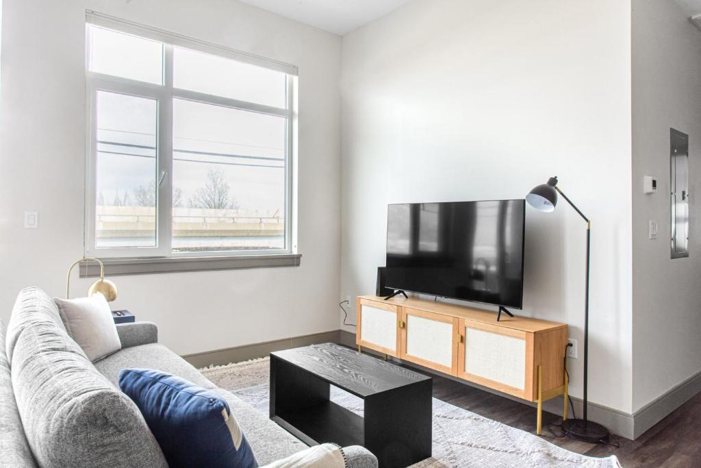 サマービルにあるNew build Sommerville 2BR w Rooftop WD in unit BOS-366のソファと薄型テレビのあるリビングルーム