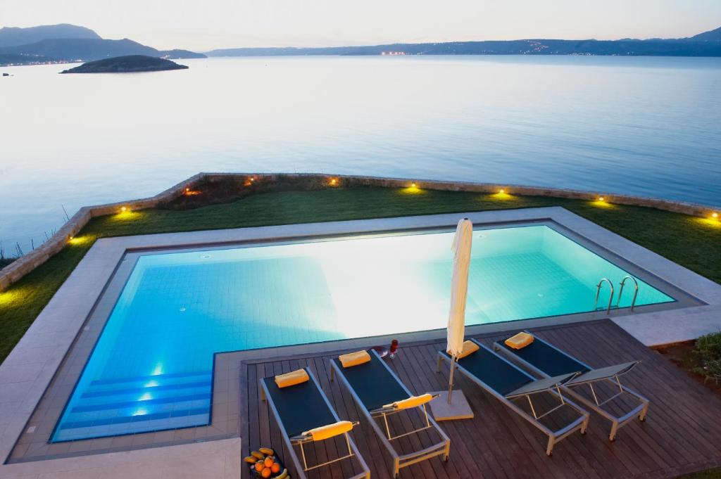 Bazén v ubytování SK Place Luxury Seafront Villas Chania nebo v jeho okolí