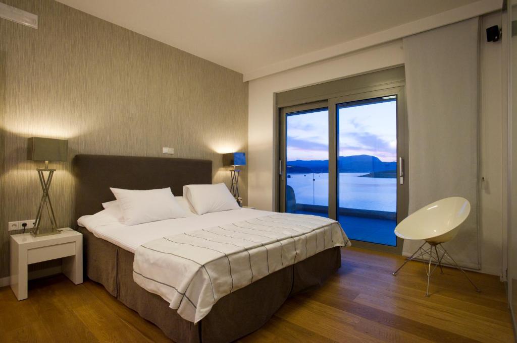 Postel nebo postele na pokoji v ubytování SK Place Luxury Seafront Villas Chania