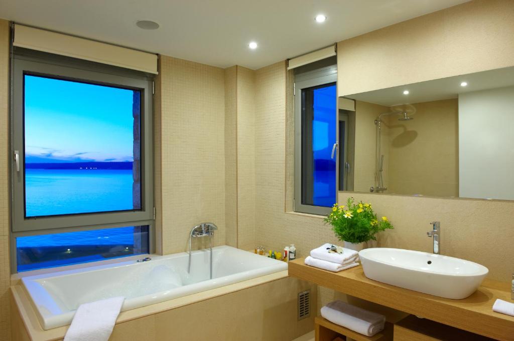 Koupelna v ubytování SK Place Luxury Seafront Villas Chania