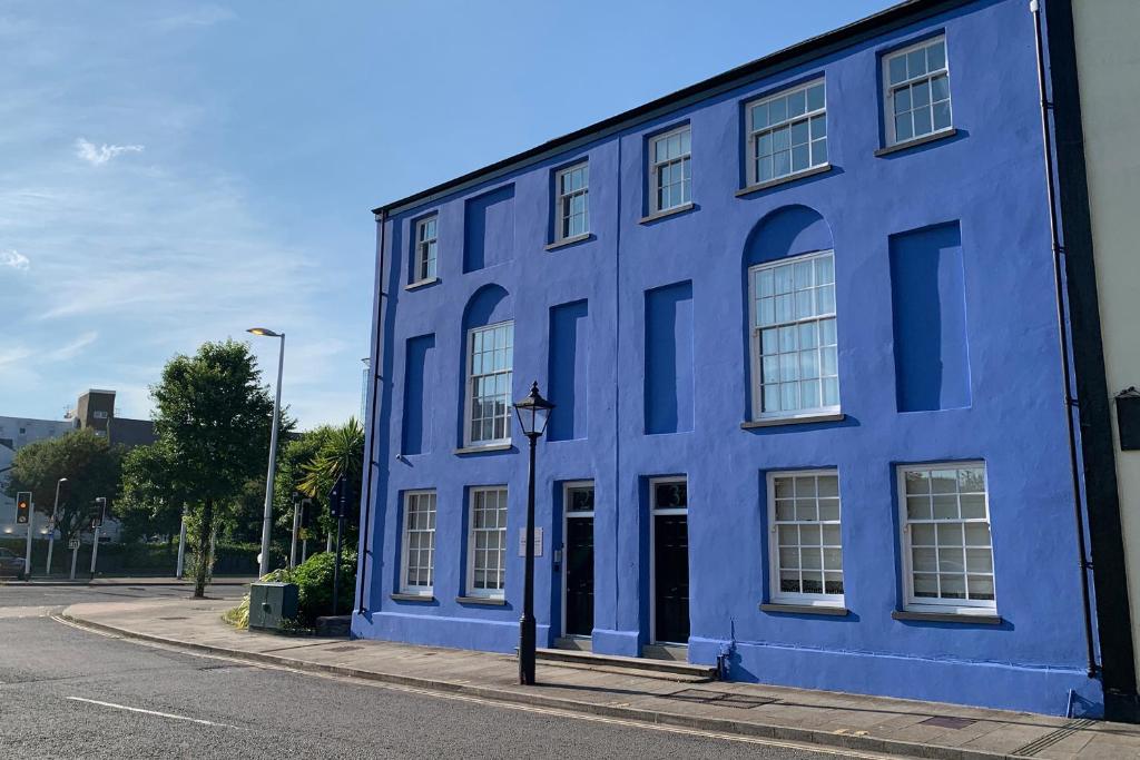 un edificio blu sul lato di una strada di The Georgian Swansea a Swansea