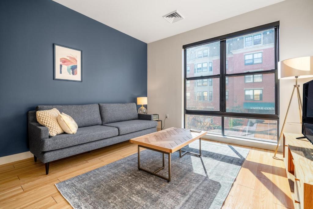 Гостиная зона в S Boston 1BR w Doorman WD nr Seaport BOS-189