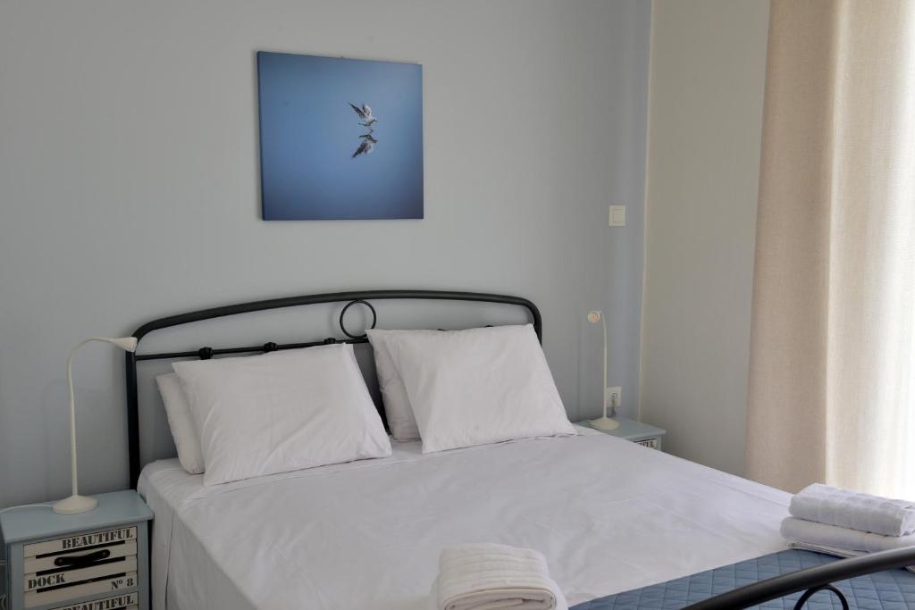 Postel nebo postele na pokoji v ubytování Like Home Azolimnos
