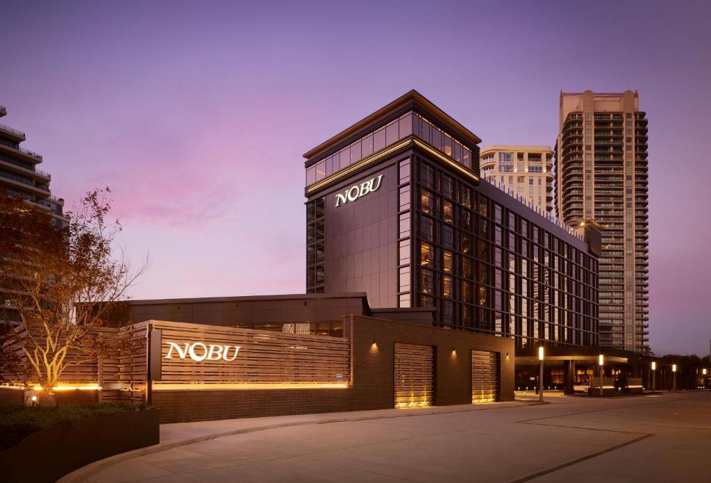 Nobu Hotel Atlanta في أتلانتا: مبنى Nypd في مدينة في الليل