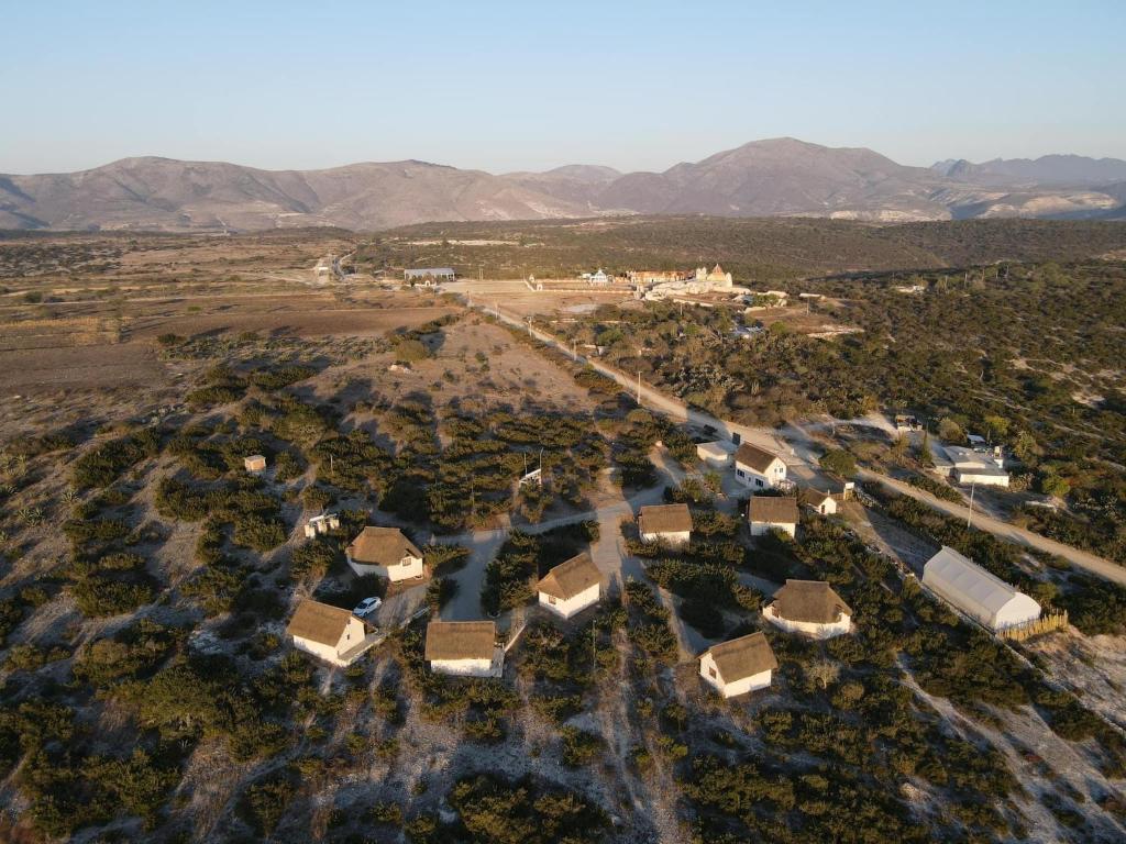 una vista aérea de un pueblo en el desierto en Ecoturismo Cabañas La Florida, en Cardonal