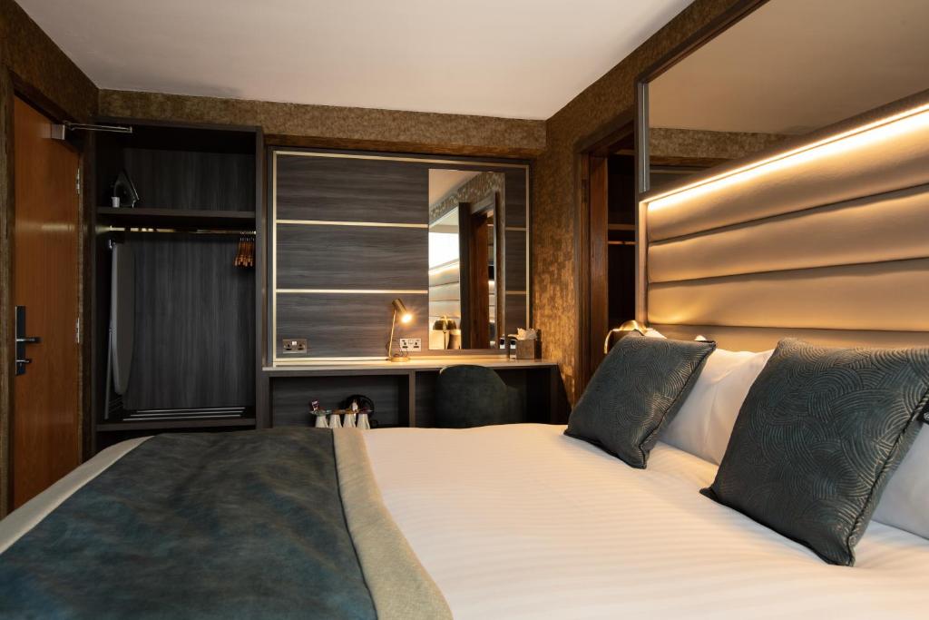 Postel nebo postele na pokoji v ubytování Carlton Hotel