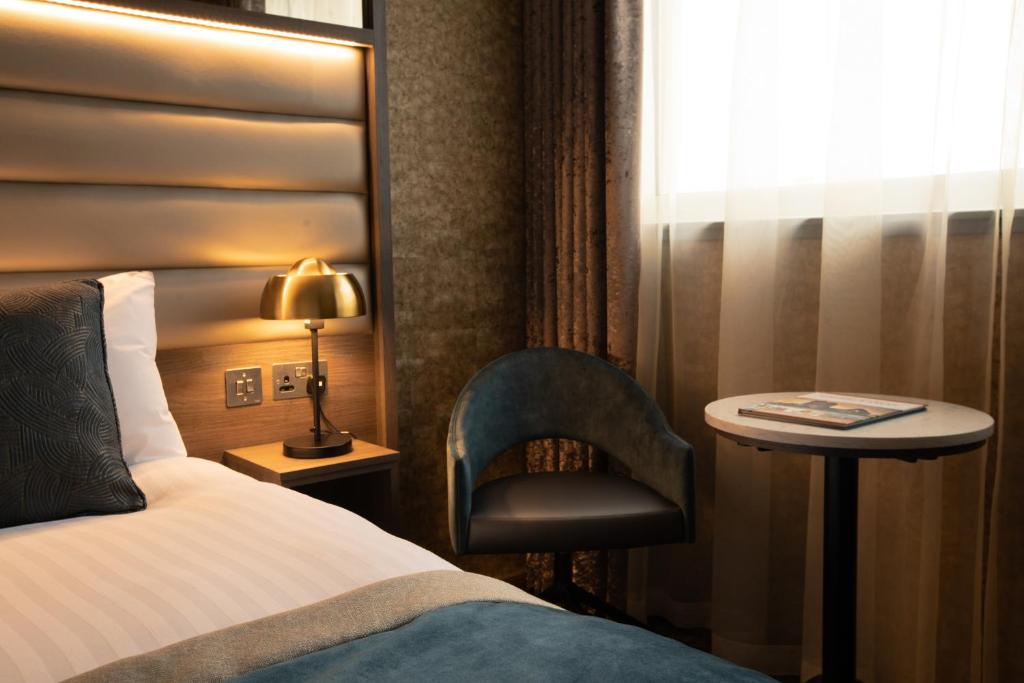 Postel nebo postele na pokoji v ubytování Carlton Hotel