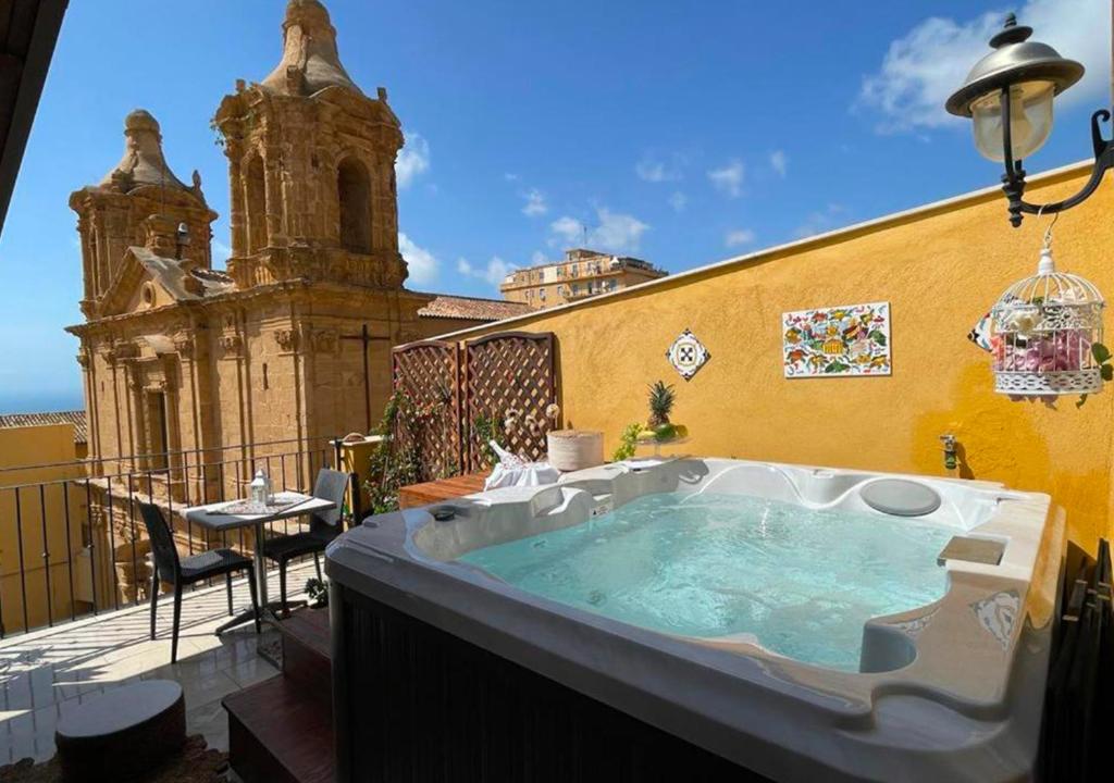 a hot tub sitting on top of a building at Rabatè in Agrigento